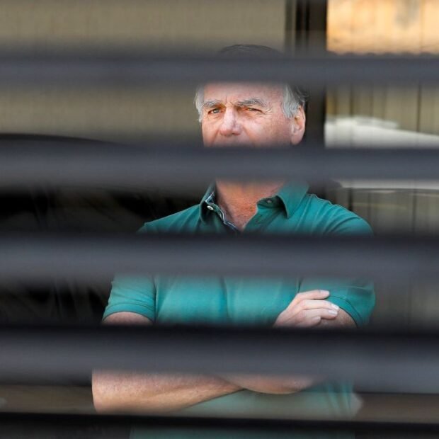 Bolsonaro completa 6 meses preso com briga por sobrevivência do clã e em negociação por domiciliar