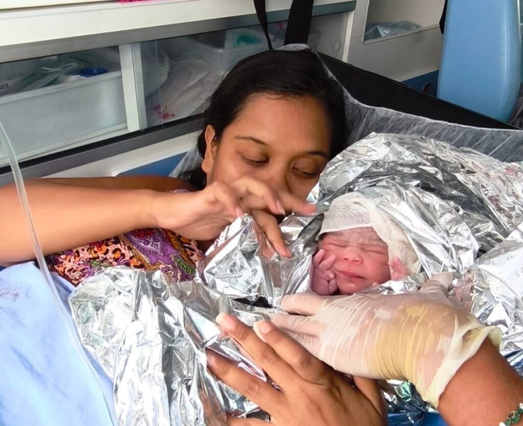 Durante transferência de maternidade para hospital, bebê nasce dentro da Ambulância