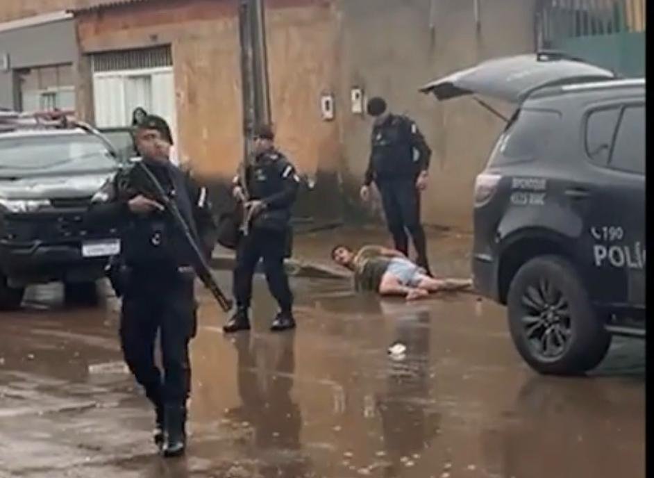 Veja ; Populares tentam impedir a detenção de suspeitos em Ceilândia DF.