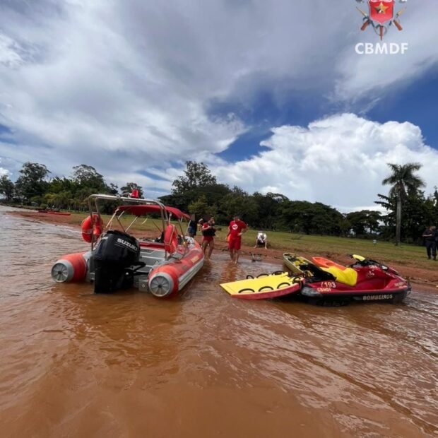Bombeiros resgatam três pessoas após caiaques virarem no Lago Norte