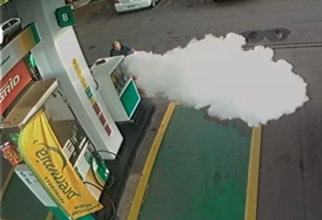 Playboys em Porsche e Jaguar são intimados por tocarem terror em posto. Veja vídeo