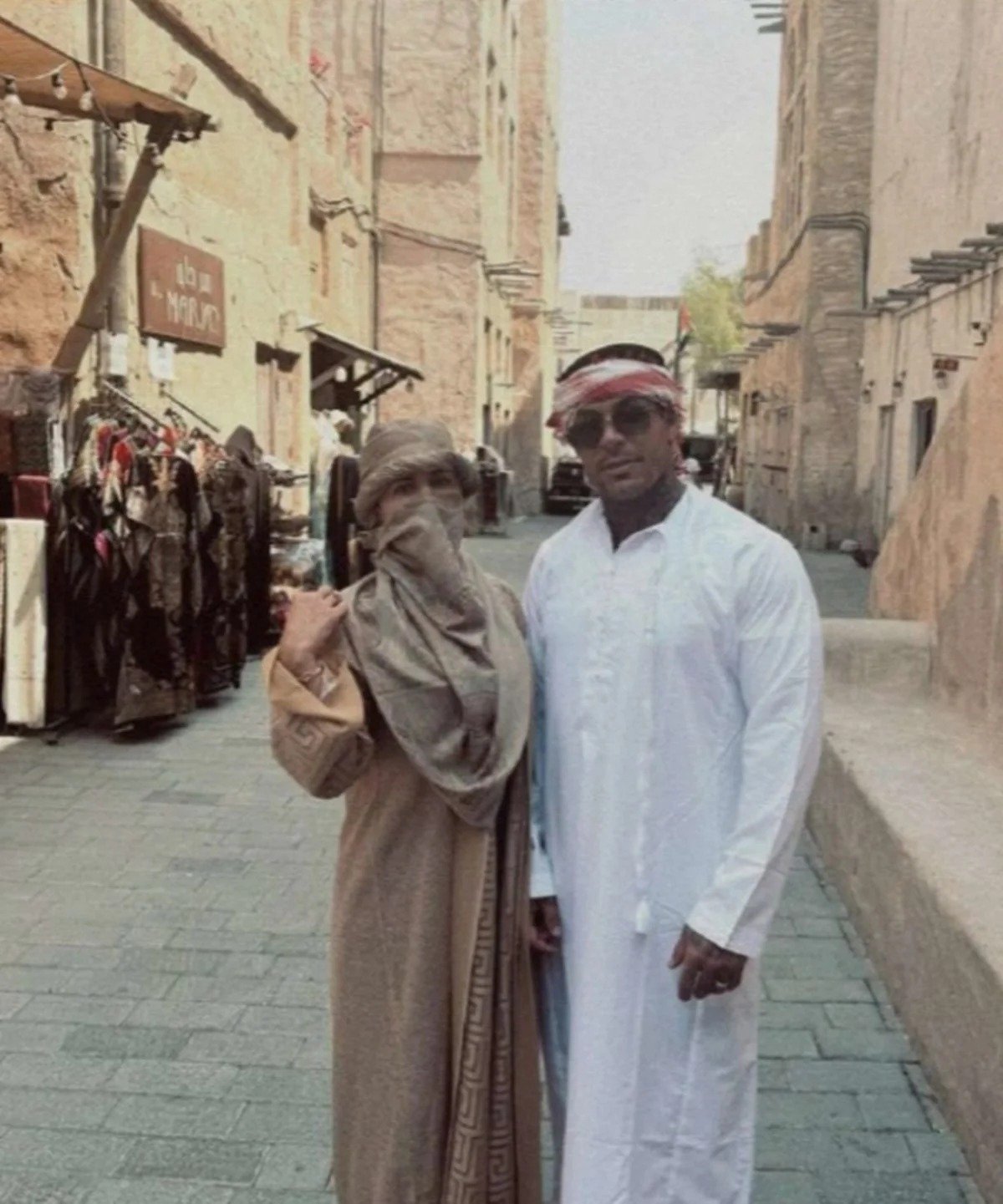 Cantor em prisão domiciliar no DF, Viaja para Dubai e posta foto passeando em camelos