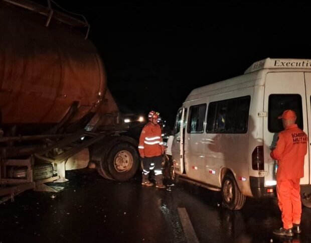 Acidente entre van e carreta deixa nove pessoas feridas na BR-020