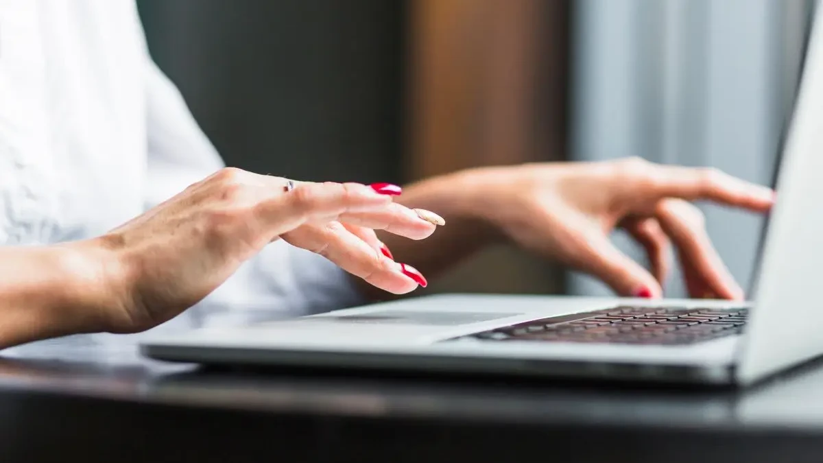 Suspeita de integrar quadrilha ligada a furto de notebook de Hugo Chávez é presa após crimes em Goiânia