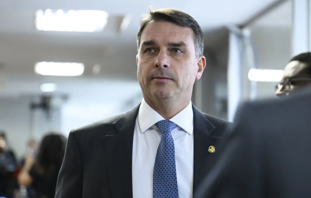 Flávio Bolsonaro critica Moraes após ministro negar visita de assessor de Trump ao pai