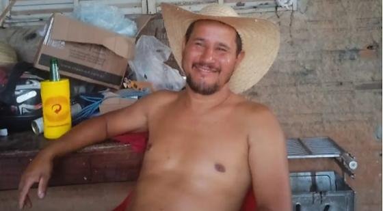 Homem pula em rio atrás de canoa que se soltou de árvore, e desaparece