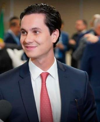 Operação do MP que mira Vice-presidente da Agehab encontra maços de reais e dólares