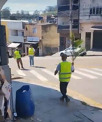 Procissão católica do Domingo de Ramos cruza com grupo evangélico e vídeo viraliza; assista