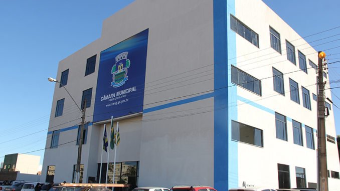 TCM-GO confirma ilegalidades em cargos comissionados da câmara municipal de valparaíso e multa presidência