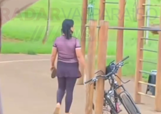 Mãe presa por espancar e abandonar filho em praça, disse a polícia que está esgotada eo pai não pega a criança