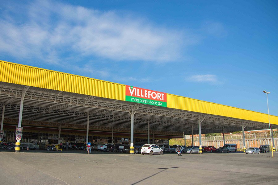 Funcionários fecha estabeleciamento e cliente fica trancada no interior da Loja