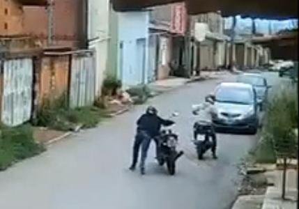 Vídeo mostra a rapidez de ladrões furtando moto na porta de residência em Valparaíso.