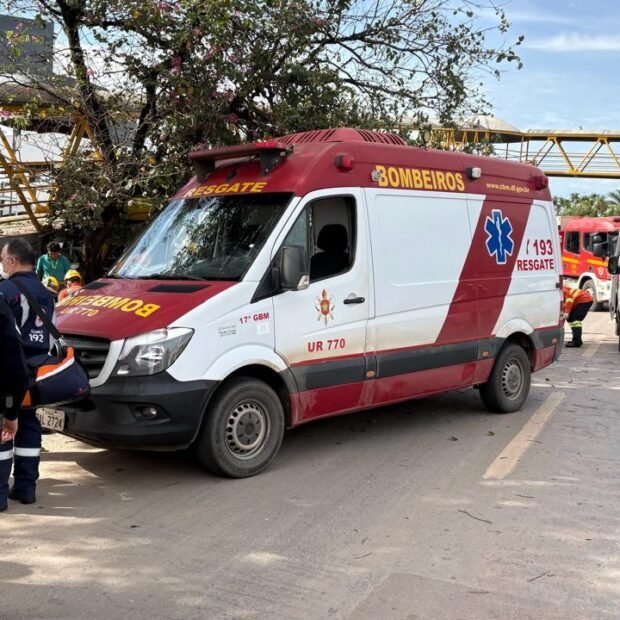 Ônibus escolar bate em passarela na EPIA Sul e deixa vários feridos