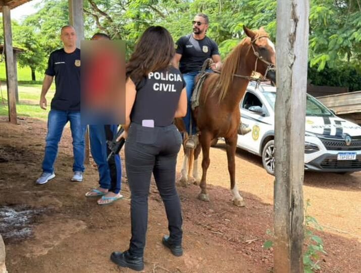 Delegado Raiz ; No meio do mato delegado utiliza cavalo para perseguir e prender acusado de espancar companheira em Goiás