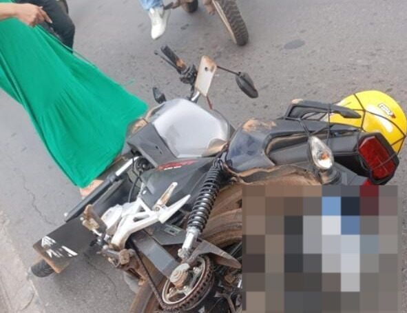 Motociclista tenta passar no meio de caminhões é prensado e morre