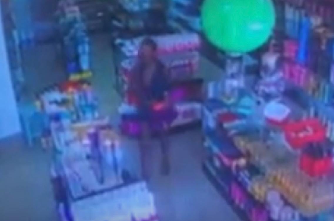 Casal de Larápios são flagrados furtando produtos de beleza em loja de Valparaíso