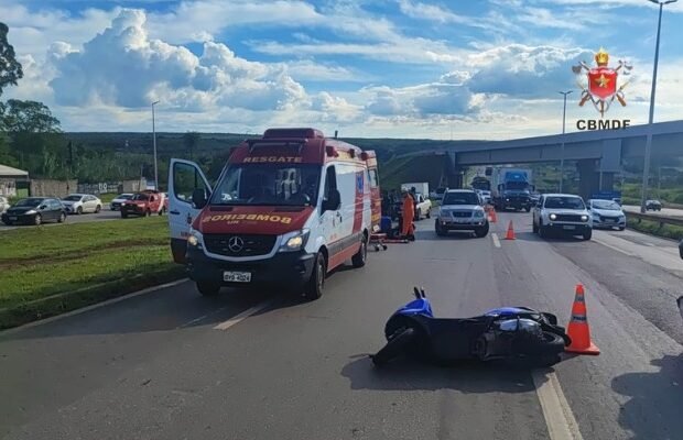 Motociclista fica ferida após colisão com carro na EPIA Norte