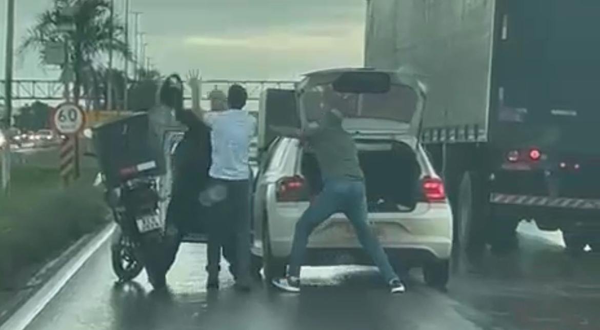 Vídeo ; Briga de trânsito termina em pancadaria, ameaça com arma e vidro de carro estourado em Valparaíso.