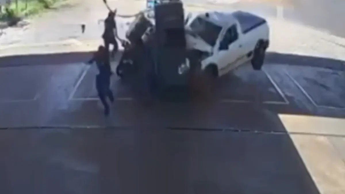 Susto, adolescente perde controle de carro e atinge em cheio bomba de posto de combustível