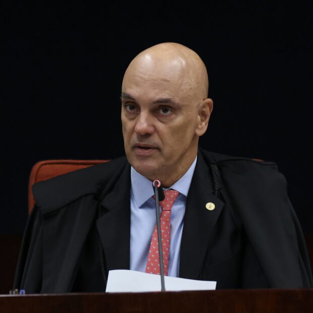 Moraes questiona Itamaraty sobre agenda de conselheiro de Trump para decidir data de visita a Bolsonaro