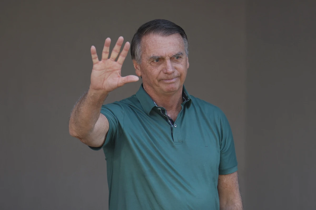 Bolsonaro deixa hospital em Brasília e segue para prisão domiciliar