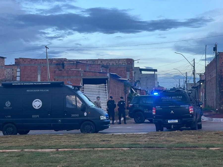 Homem em surto faz família refém no DF
