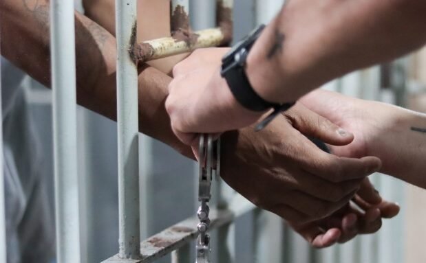 Homem em prisão domiciliar é preso com moto roubada