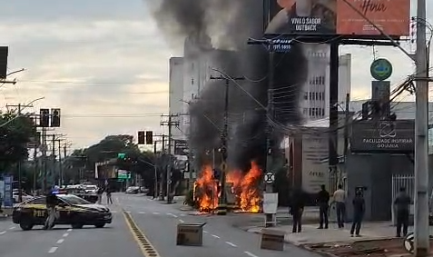Ambulância pega fogo em calçada do Setor Marista e local é interditado por risco de explosão