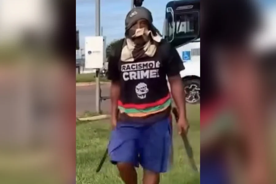 Ambulante é ameaçado por artista de rua com facões e leva soco na cara. Veja vídeo