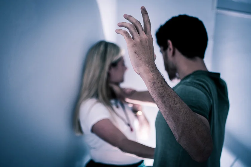 Após levar fora, homem rasga couro cabeludo de mulher com Gargalo de Garrafa de Vidro