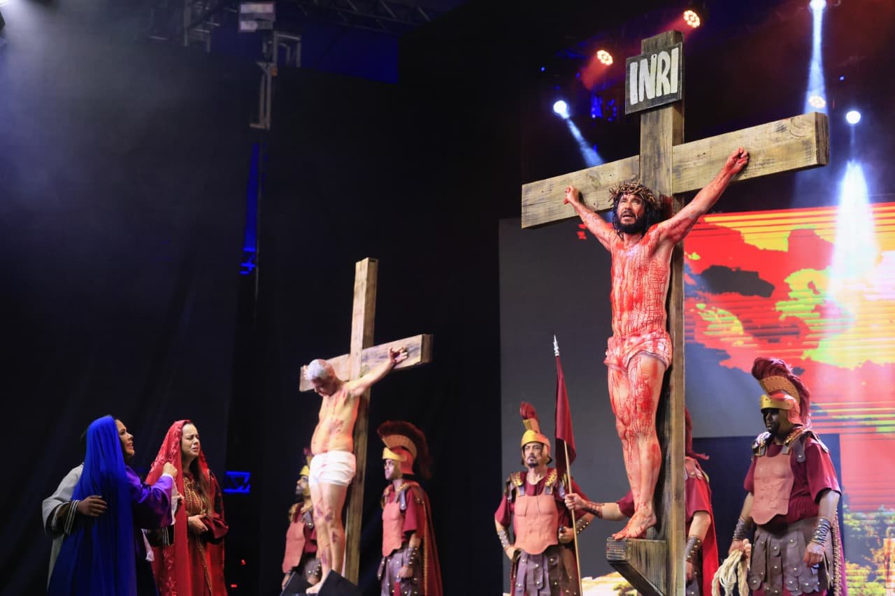 Daniel Vilela acompanhou encenação da Paixão de Cristo que reúne 20 mil fiéis em Goiânia
