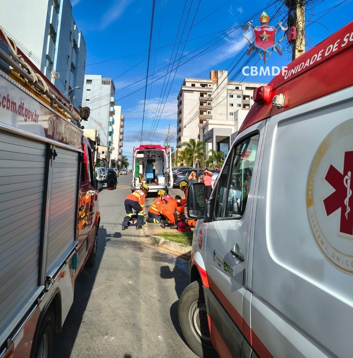 Motociclista sofre traumatismo craniano após colidir em um contêiner em Vicente Pires