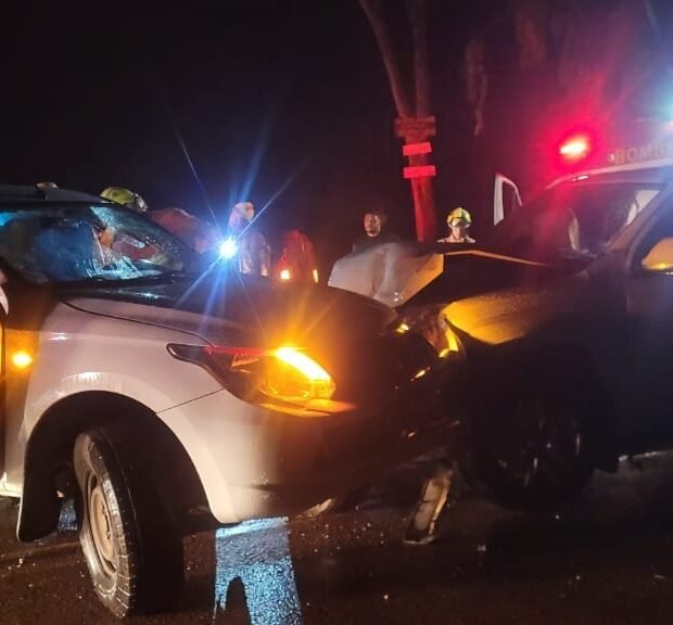 Batida frontal entre caminhonetes deixa um ferido na BR-250, no DF