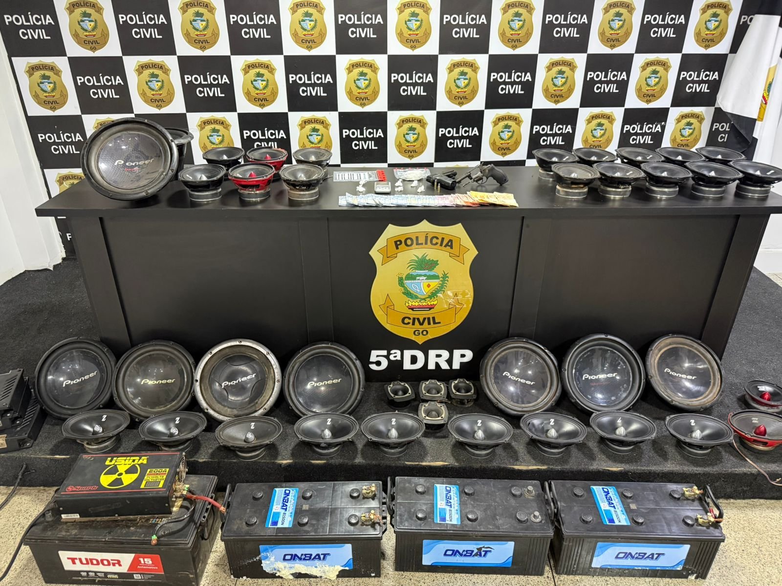 Vídeo ; Geic deflagra operação no combate ao tráfico e prende dono de distribuidora de Bebidas em Luziânia