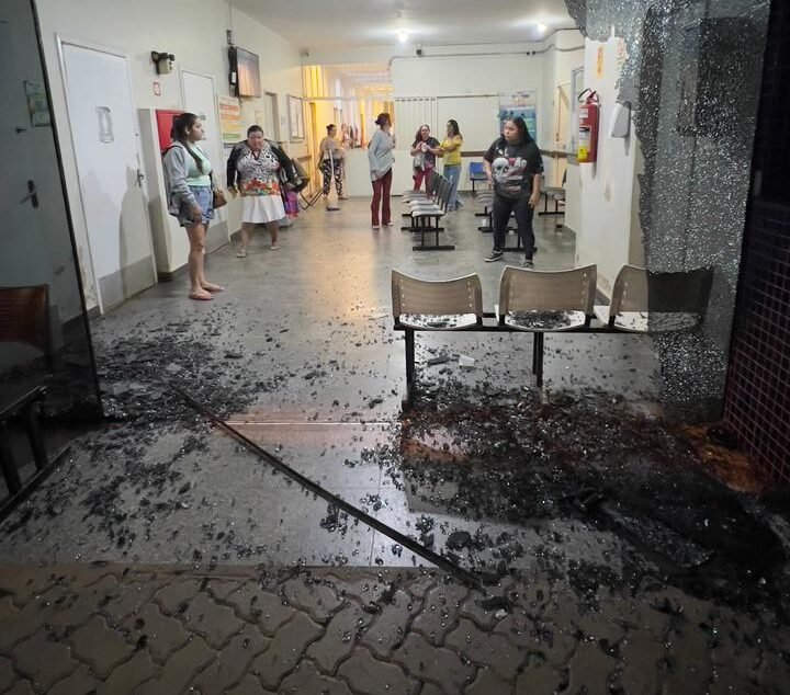 Veja ; Durante surto psicótico, homem quebra vidraças de Upa e ataca pessoas e precisa se contido por polícia em Luziânia