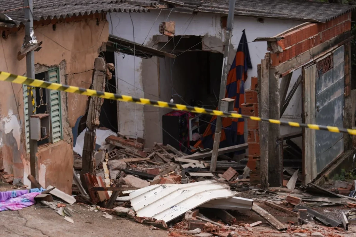 Dona de casa derrubada por trator detalha resgate de criança soterrada.