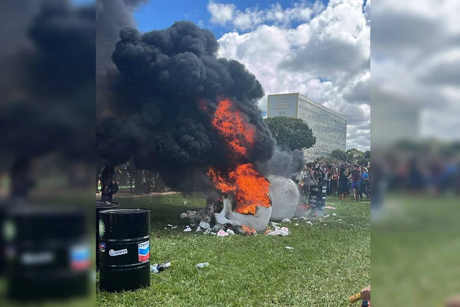 Indígenas incendeiam caveiras diante do Congresso Nacional em ato.