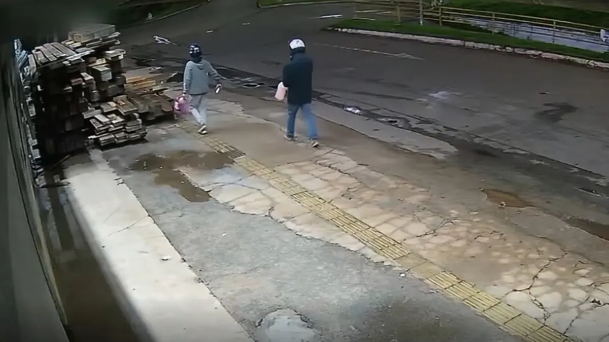 Homens incendeiam madeireira após acidente que matou motociclista em Trindade