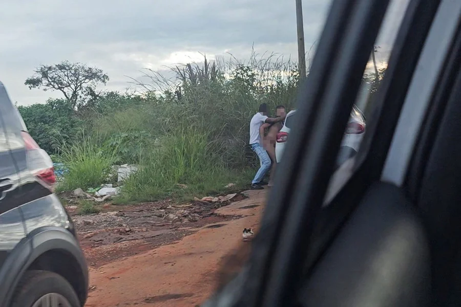 “Devoradora do cerrado” ganha concorrência, com sexo frenético entre homens