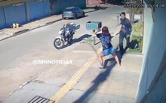 Homem tenta invadir casa da ex com facão e acaba morto a tiros pelo atual dela; veja vídeo