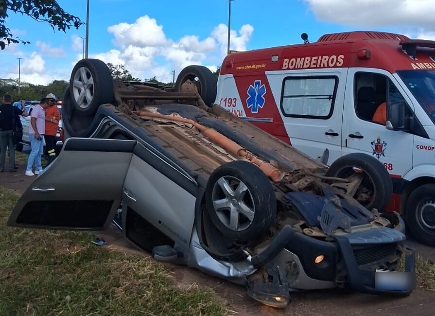 Capotamento no Jardim Botânico deixa passageiro ferido