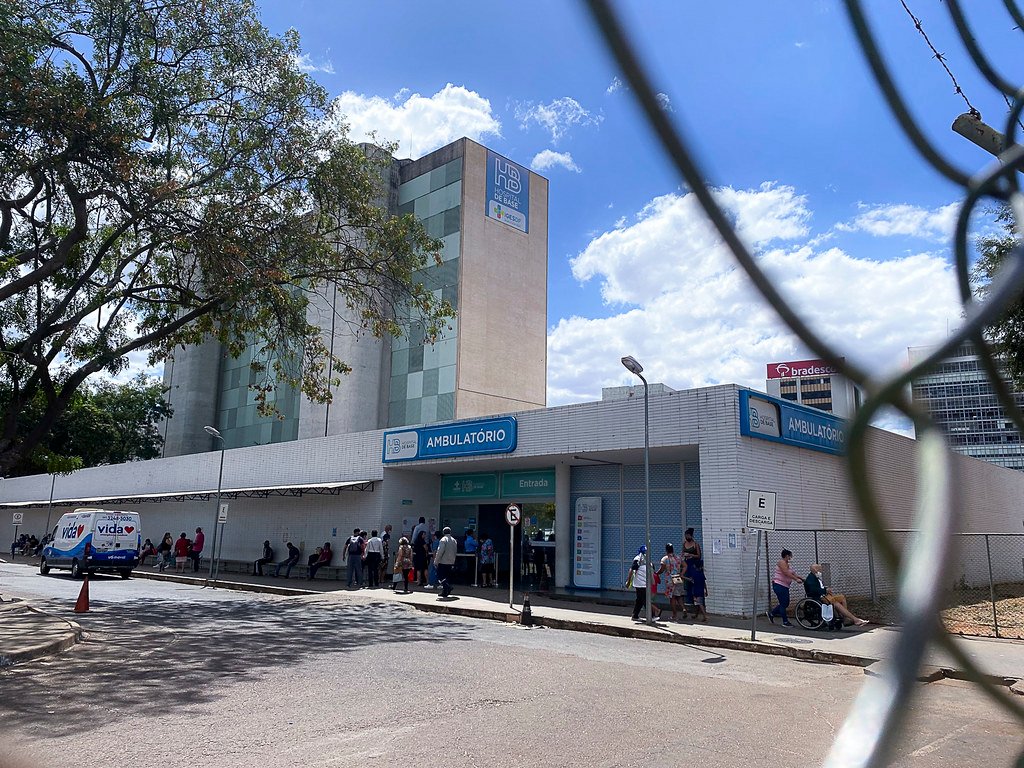 Criança atacada por onça em cachoeira se recupera bem no HBB