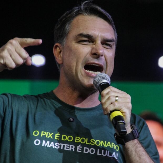 Juros escalam com candidatura de Flávio Bolsonaro ameaçada pelo ‘caso Dark Horse’