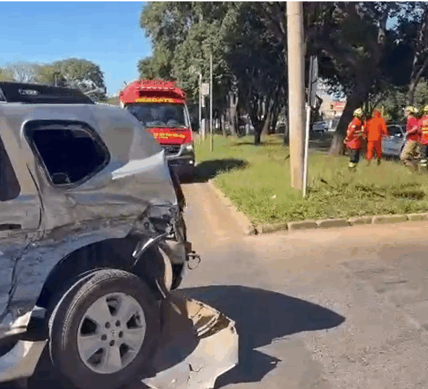 Mulher fica ferida após colisão entre veículos no Pistão Norte, em Taguatinga