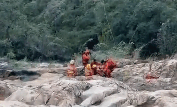 Bombeiros resgatam homem após queda em cachoeira na região de Sobradinho