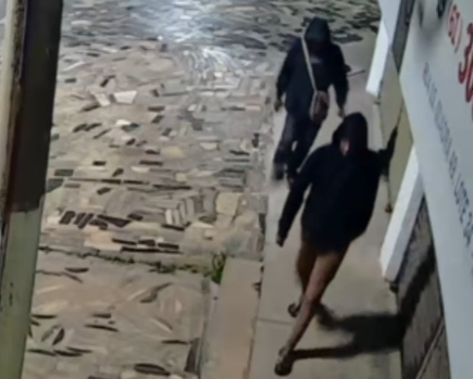 Ladrão entra em comércio e durante furto leva até tv de 65 polegadas.