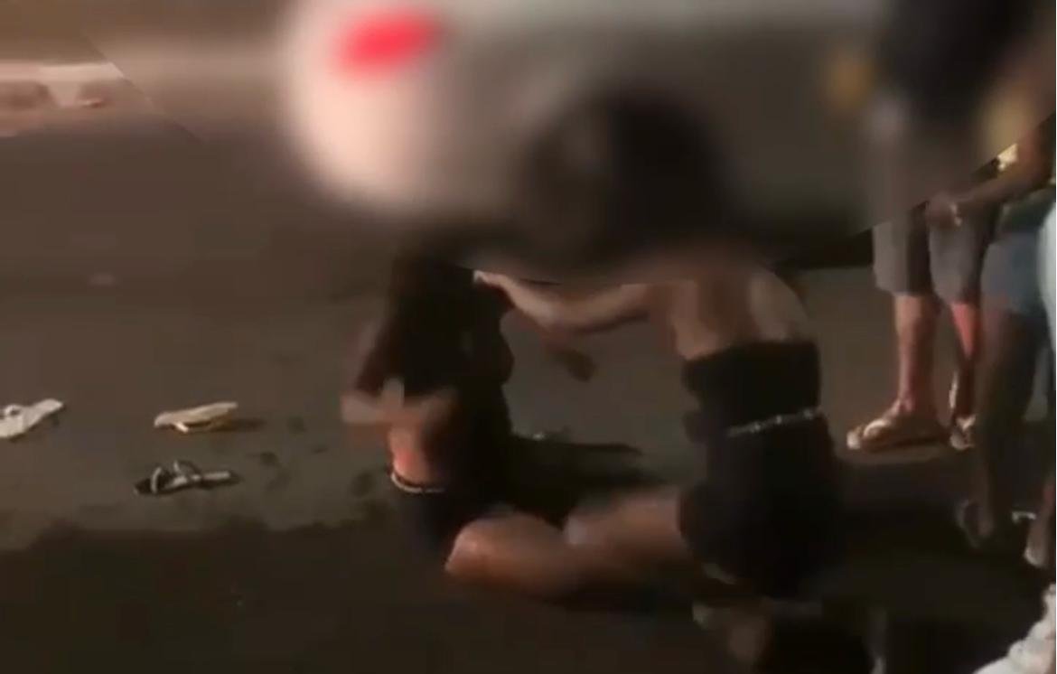 VíDEO ; adolescentes saem nos tapas, socos e rola no chão durante briga no J,Ingá