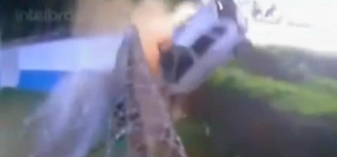 Motorista fica preso às ferragens após bater em muro de Guarda Municipal. Veja vídeo