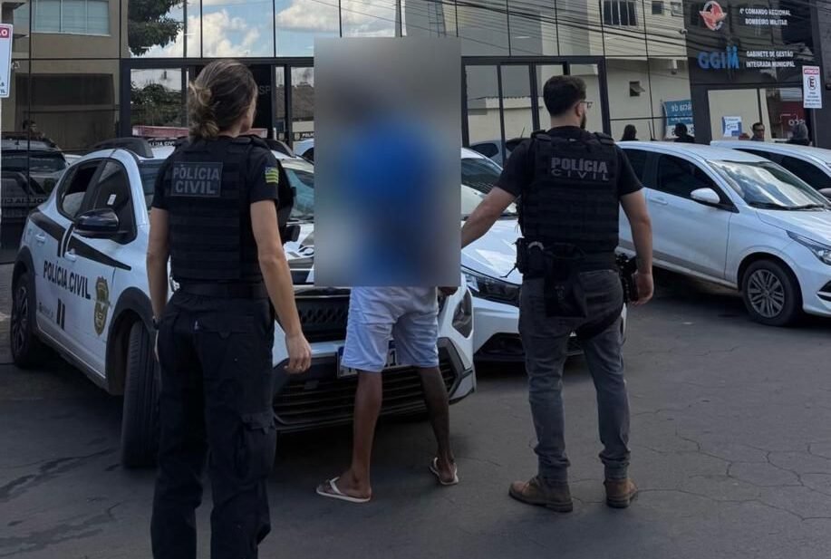 “Matar todo mundo”: homem ameaça ex e é preso com dinamite no sofá. Veja vídeo