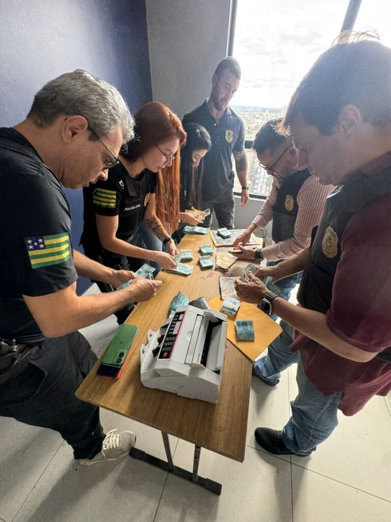 Polícia desarticula central clandestina usada para aplicação de golpes virtuais em Goiânia